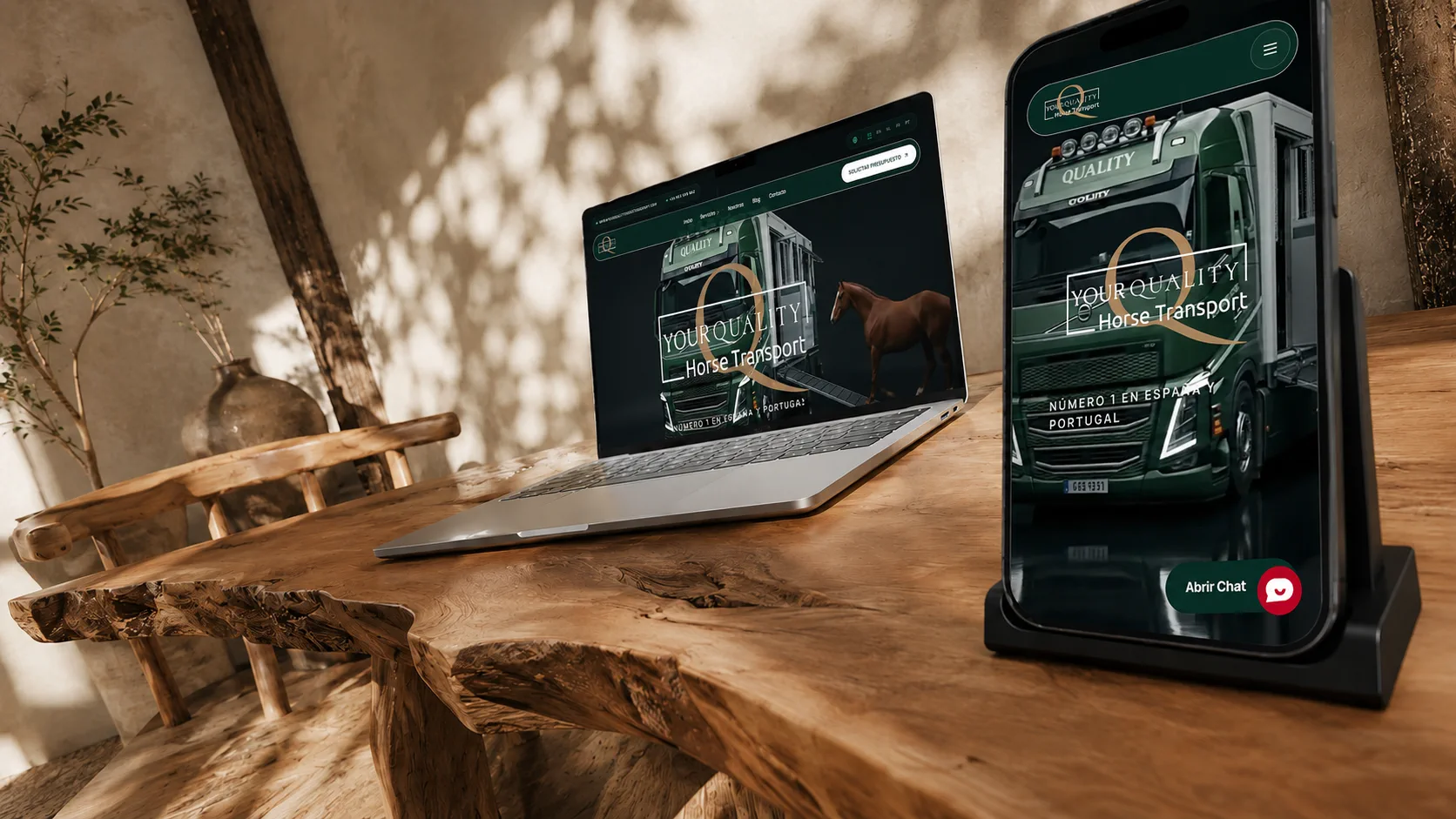 Proyecto web de Your Quality Horse Transport en notebook y teléfono